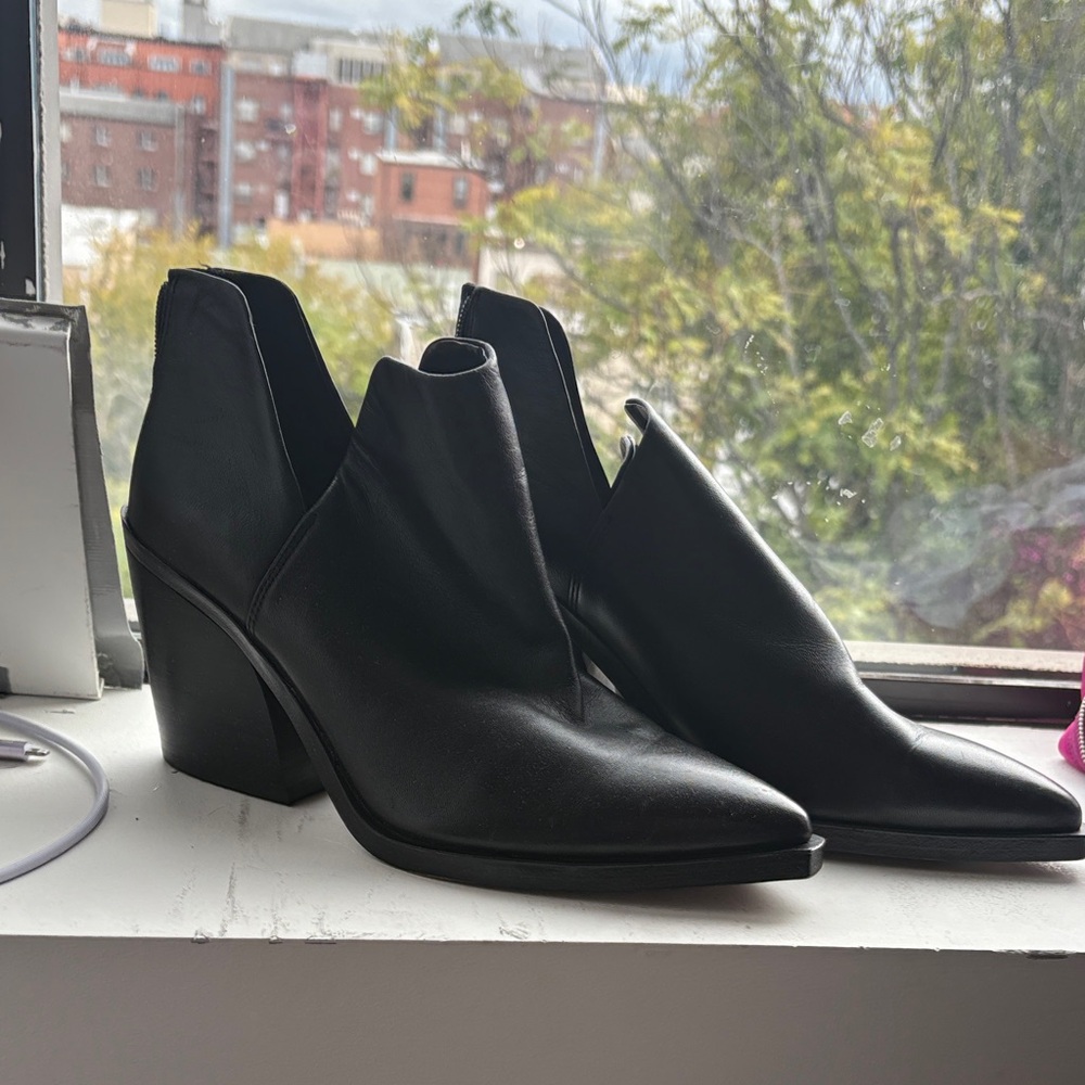 Elegant Black Heeled Boots